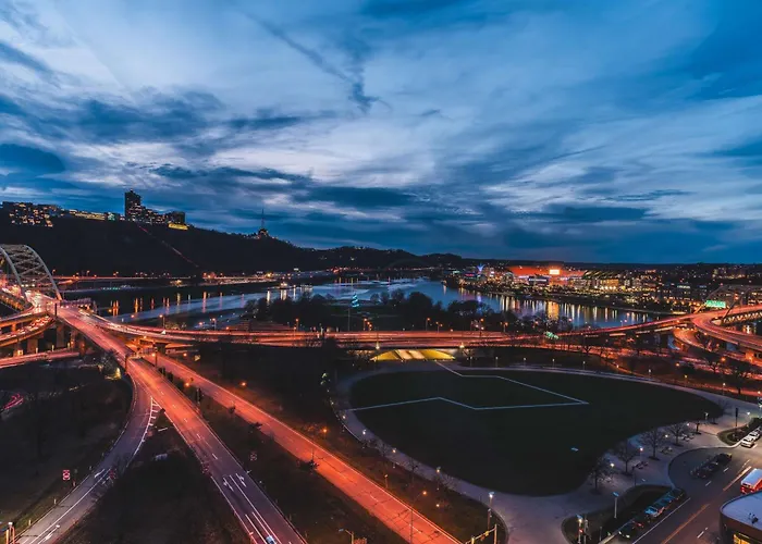 Luxury High Rise 1Bd River Views Downtown Pittsburgh